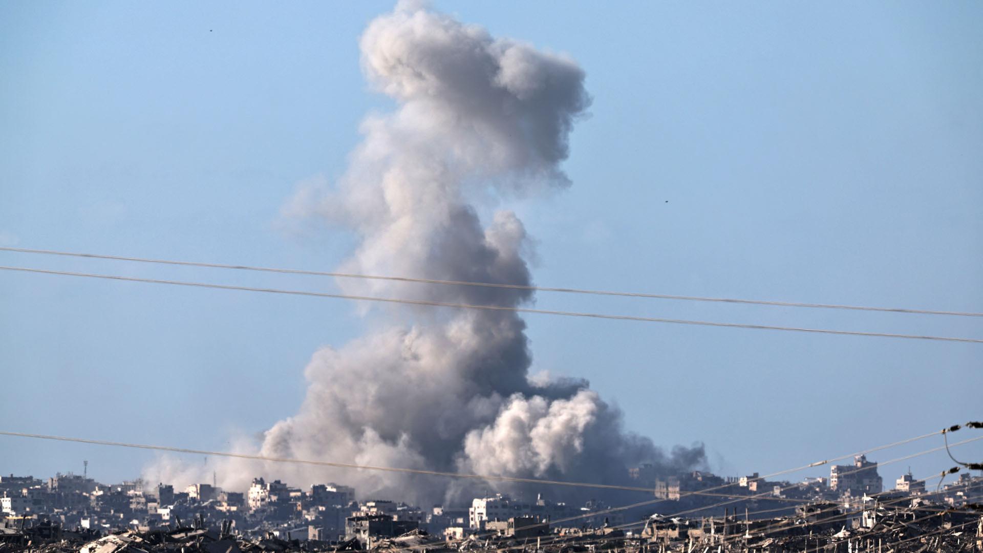 Rauch steigt nach einem Angriff auf die Außenbezirke von Gaza-Stadt auf. | EPA