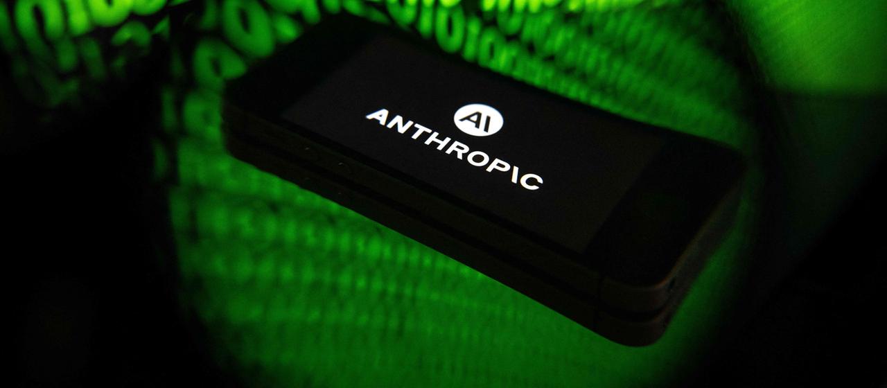 Das Logo von Anthropic ist auf dem Bildschirm eines Smartphones zu sehen.