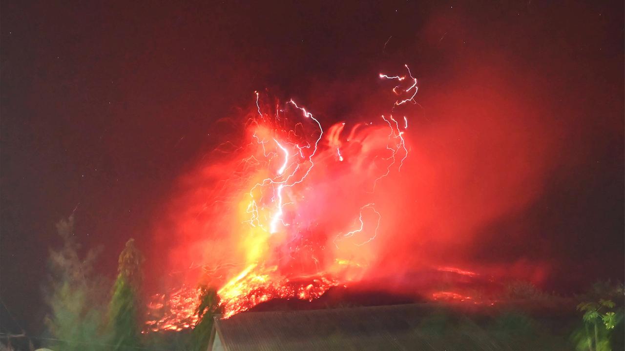 Vulkanausbruch in Indonesien, Karawane in China, Vögel in Bayern