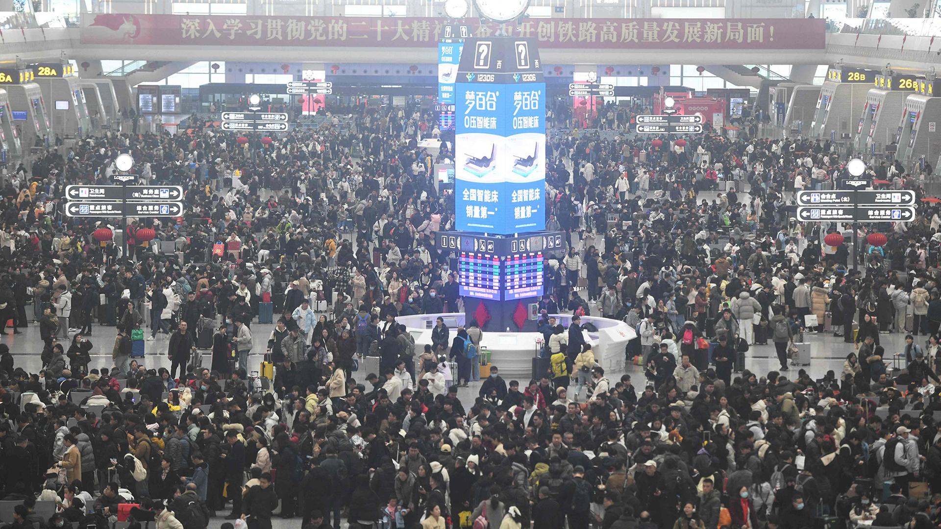 Menschen drÃ¤ngen sich in einem Bahnhof in Hangzhou in der ostchinesischen Provinz Zhejiang. | AFP