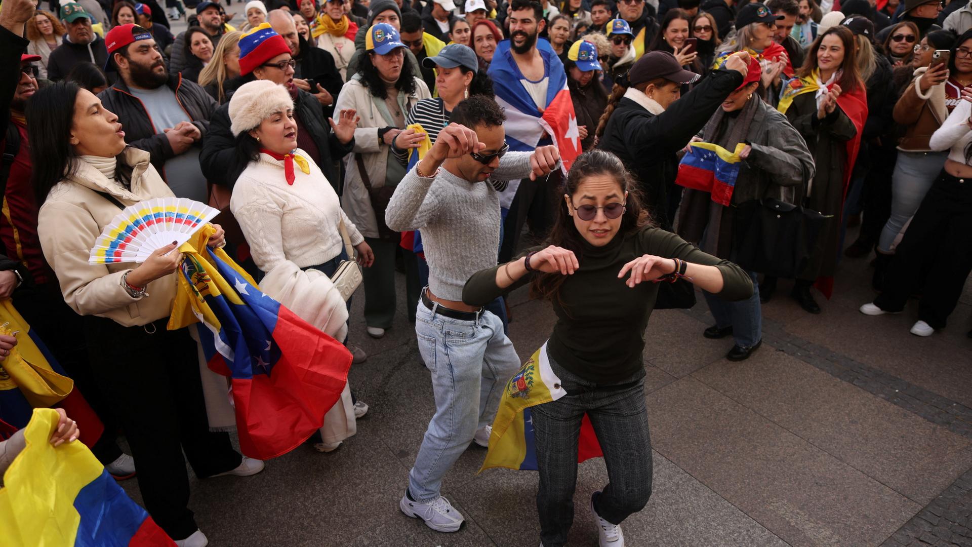 Venezolaner bei einer Demonstration auf dem Madrider Platz Puerta del Sol | REUTERS