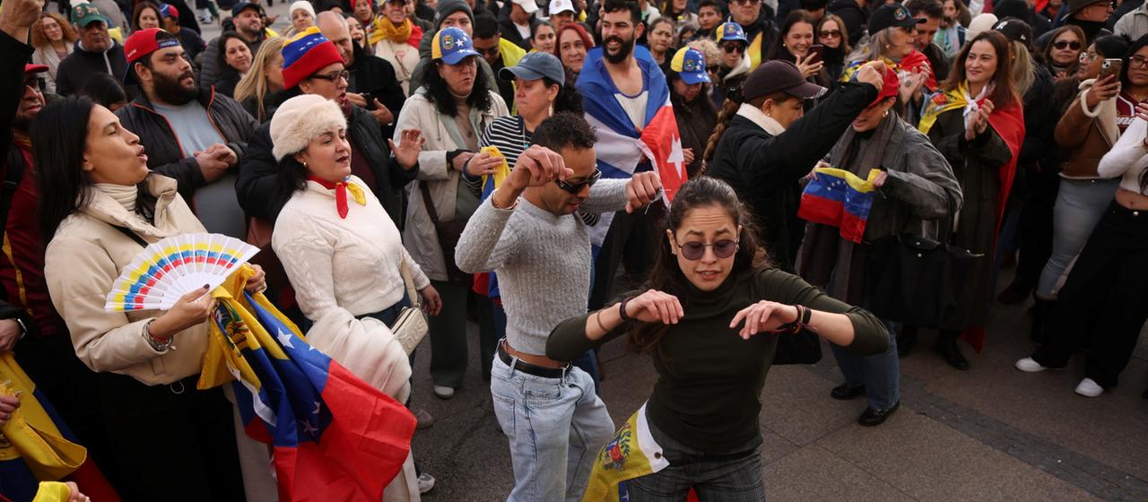 Venezolaner bei einer Demonstration auf dem Madrider Platz Puerta del Sol