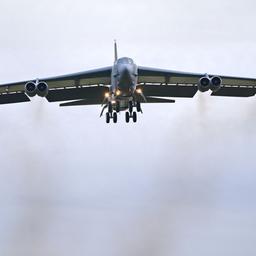 Großbritannien, Fairford: Ein B-52-Bomber der US Air Force (USAF) landet auf dem Luftwaffenstützpunkt RAF Fairford.