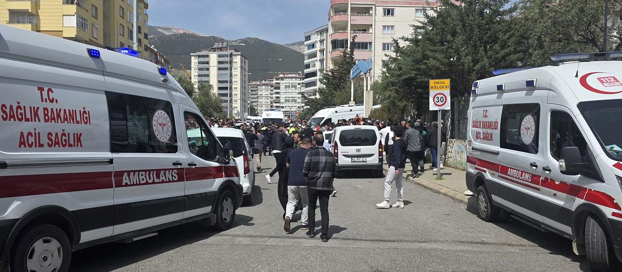 Dieses Foto, das am 15. April 2026 von der türkischen Nachrichtenagentur DHA (Demiroren News Agency) aufgenommen und veröffentlicht wurde, zeigt Rettungskräfte, die neben einer Schule in Kahramanmaraş in der Südtürkei halten. 