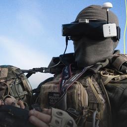 Ein ukrainischer Soldat führt am 19. März 2025 in der Region Charkiw, Ukraine, einen Test mit einer FPV-Drohne durch.