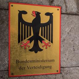 Eingang des Bundesverteidigungsministeriums in Berlin