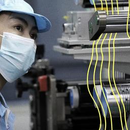 Ein Mitarbeiter in einem Forschungs- und Produktionsunternehmen für Lithium-Ionen-Batterien in Huaibei, Provinz Anhui, China.