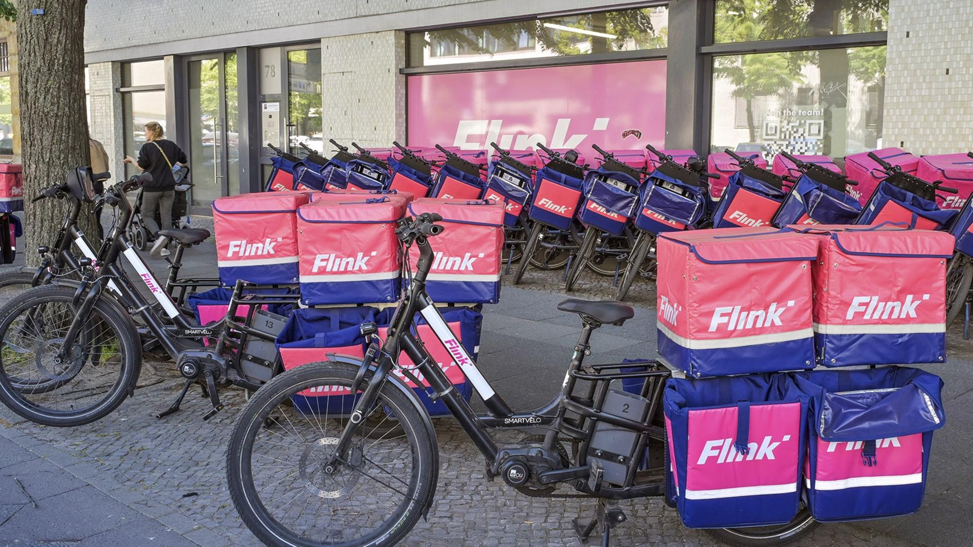 Räder des Flink-Lieferdienstes in Berlin-Charlottenburg (Quelle: picture alliance/imageBROKER.com/Joko) | picture alliance/imageBROKER.com/Joko