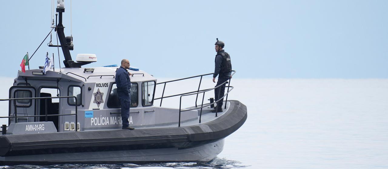 Ein Schiff der Grenzschutzagentur Frontex ist vor der Küste der nordöstlichen Ägäisinsel Lesbos (Griechenland) zu sehen.