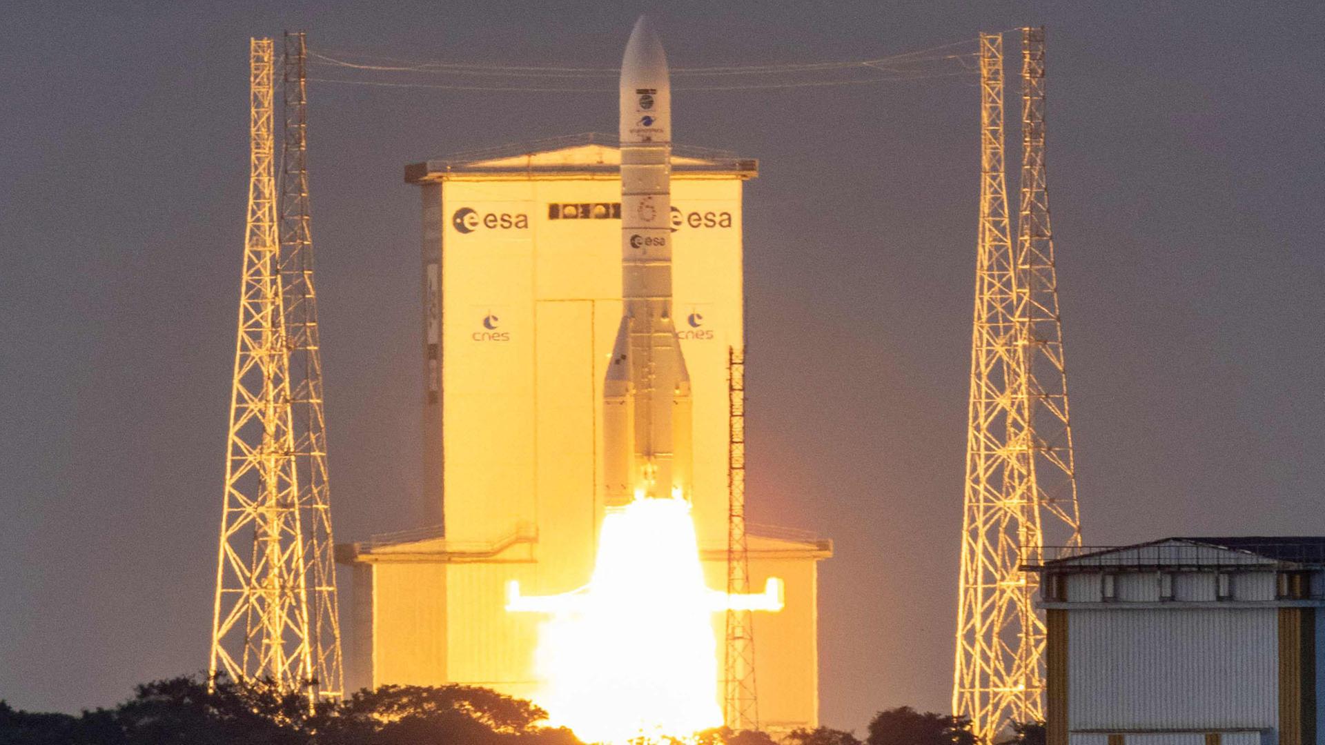 Ariane-6-Rakete der Europäischen Weltraumorganisation (ESA) hebt vom Raumfahrtzentrum von Guayana in Kourou im französischen Überseedepartement Guayana ab. | dpa