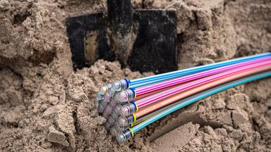 Glasfaserkabel liegen auf einer Baustelle.