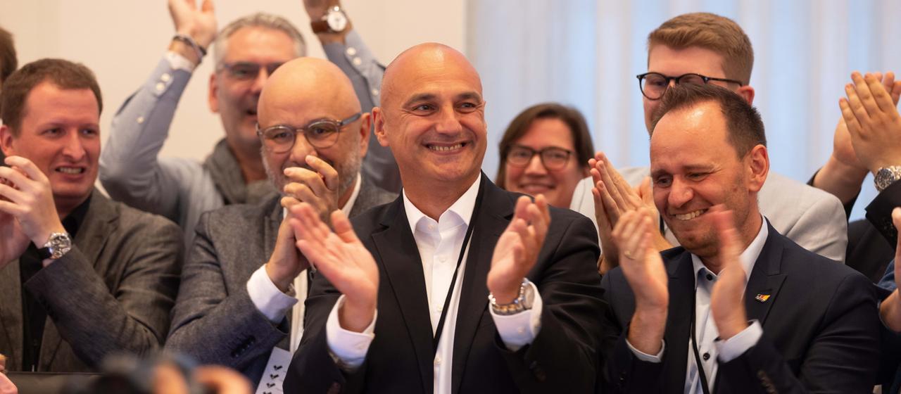 Der CDU-Kandidat Alexander Kalouti jubelt mit Anhängern über seinen Sieg in Dortmund.