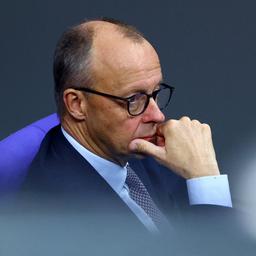 Friedrich Merz stützt das Kinn auf die rechte Hand.