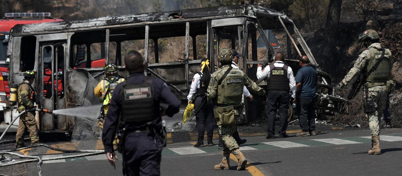 Ein ausgebrannter Bus steht in Morelia, Mexiko, aus der Straße