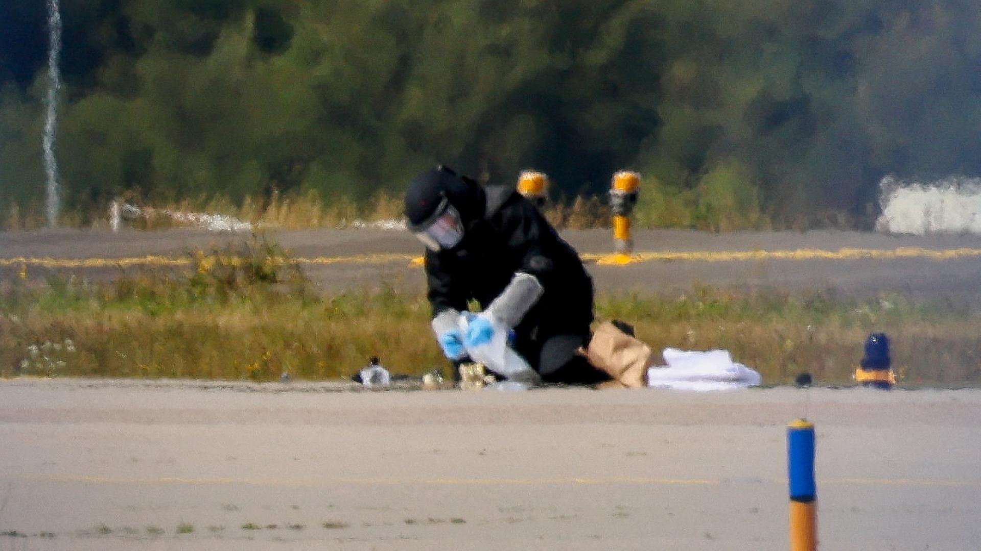 Ein Polizist in Schutzkleidung ermittelt am Flughafen Leipzig/Halle | REUTERS