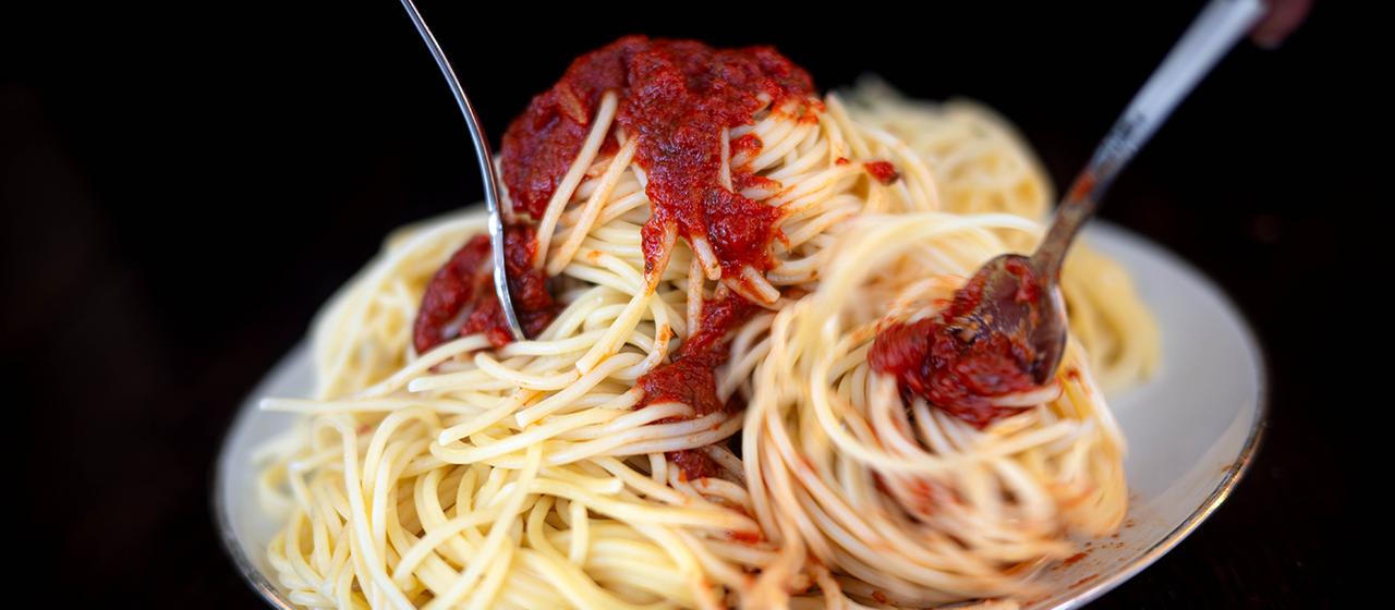 Eine große Menge Spaghetti liegt auf einem Teller.