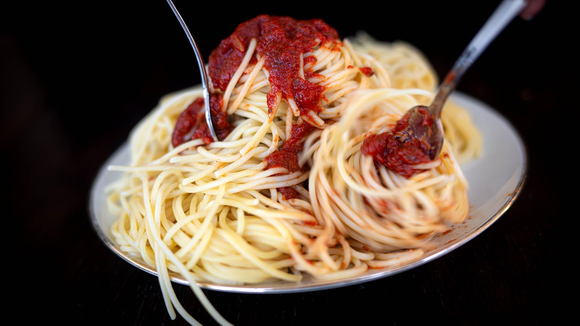 Eine große Menge an Spaghetti liegt auf einem Teller. | dpa