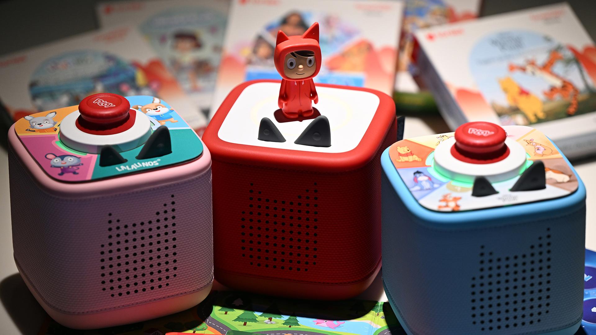 Toniebox-Modelle stehen auf einem Tisch. | dpa