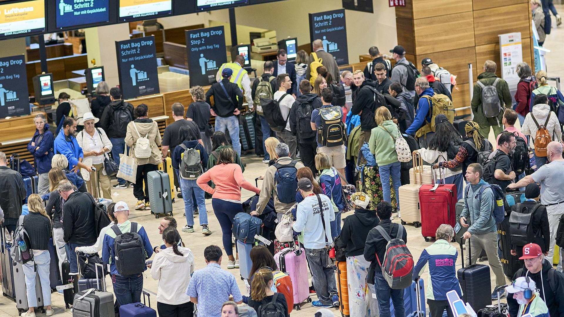 Fluggäste sind vor den Check-in-Schaltern im Terminal 1 des Flughafens Berlin Brandenburg zu sehen | dpa