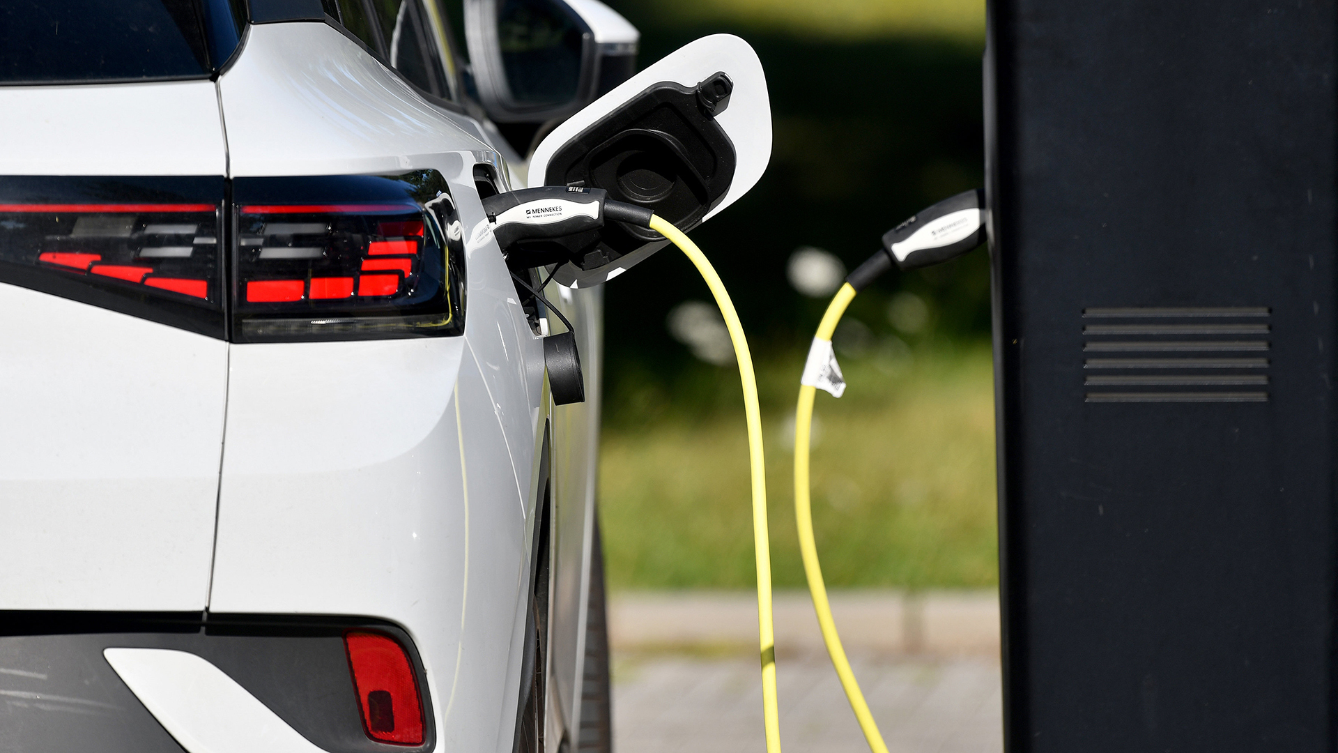 EIn Elektrofahrzeug lädt an einer Ladestation.