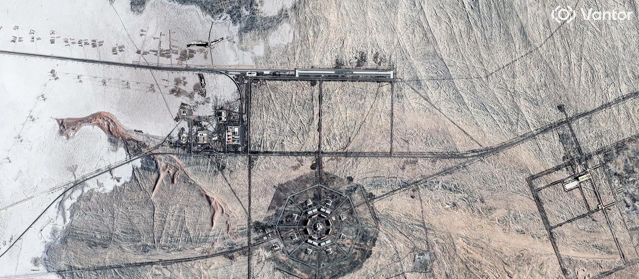 Satellitenaufnahme der beiden achteckigen Militäranlagen im chinesischen Xinjiang.