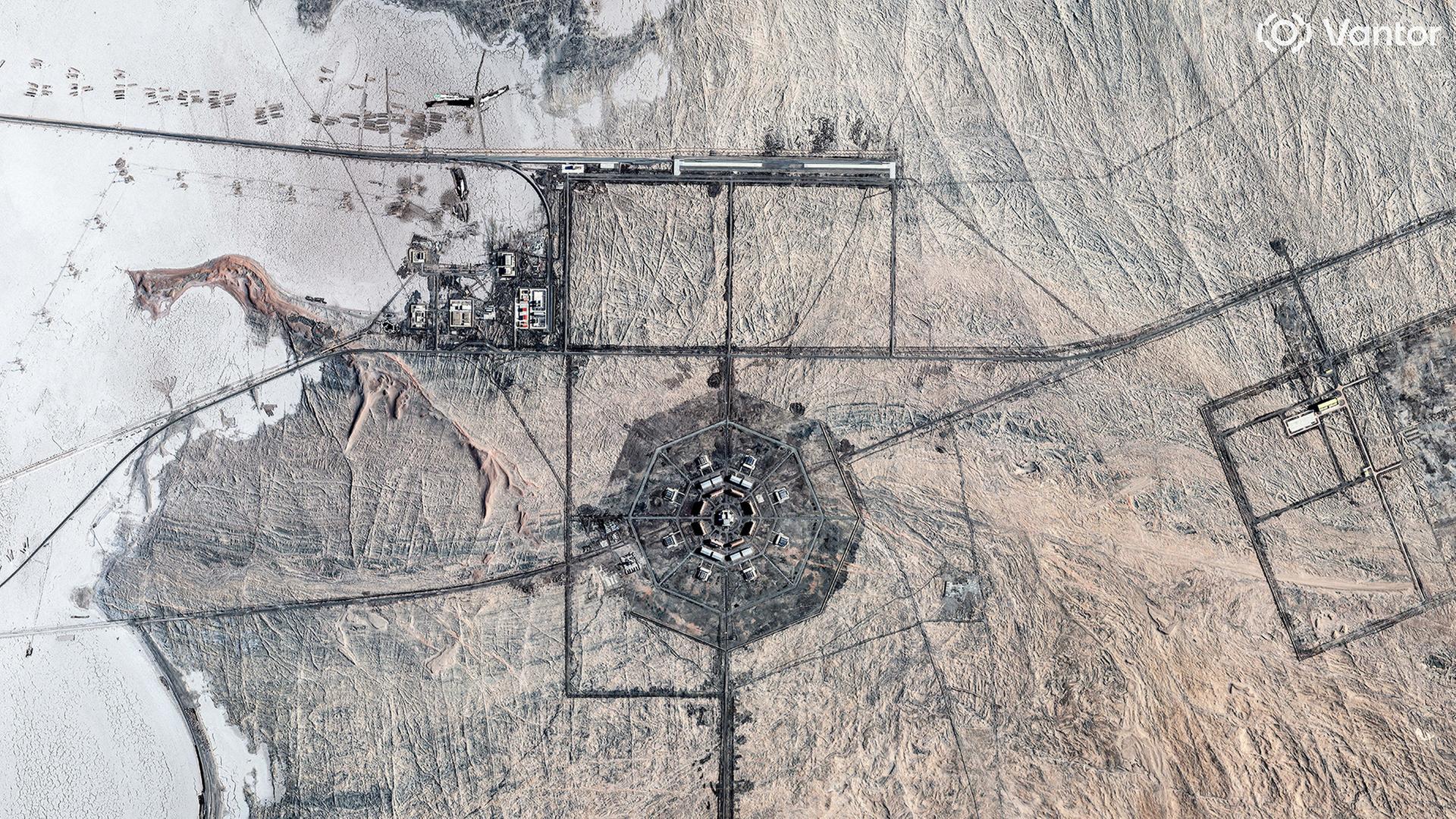 Satellitenaufnahme der beiden achteckigen Militäranlagen im chinesischen Xinjiang. | Vantor/Handout via REUTERS