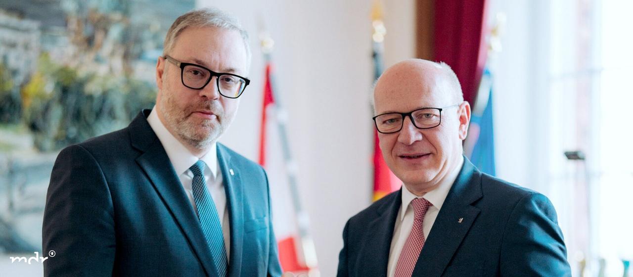 Berlins Regierender Bürgermeister Kai Wegner und der neue Staatssekretär für Digitalisierung und Chief Digital Officer, Matthias Hundt, bei der Überreichung der Ernennungsurkunde