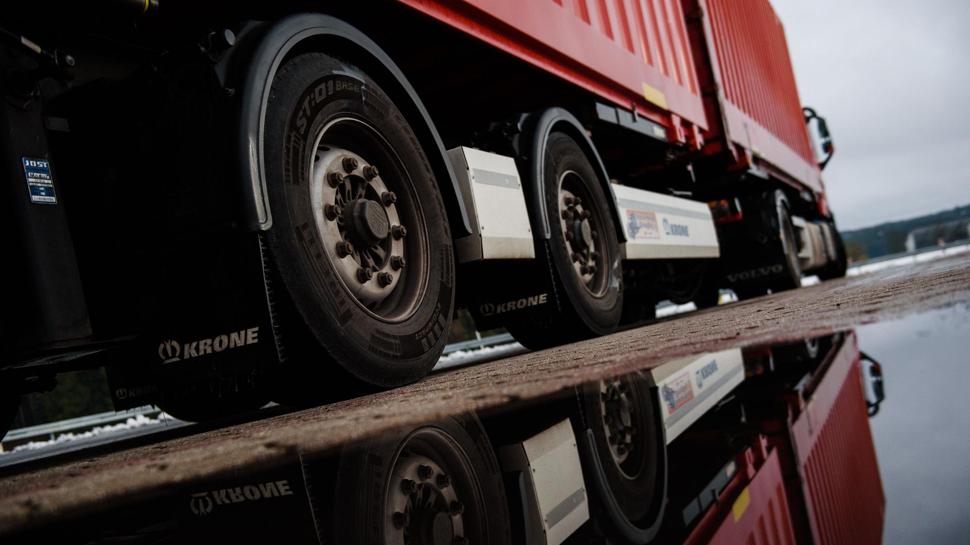 Parkender Lkw  | picture-alliance/dpa (Archiv)