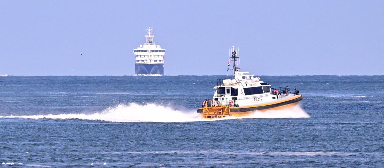 Die "Hondius" auf dem Weg in den Hafen von Rotterdam