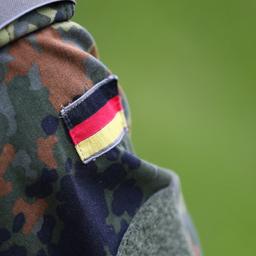 Die deutsche Flagge als Aufnäher auf dem Ärmel einer Bundeswehr-Uniform