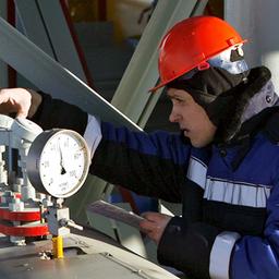 Mitarbeiter von Gazprom arbeitet an einem Gasregler