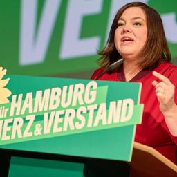 Katharina Fegebank, Zweite Bürgemeisterin von Hamburg, steht während der Landesmitgliederversammlung der Grünen auf der Bühne.