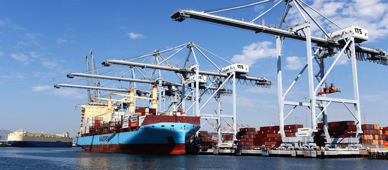 Containerschiff im Hafen von Los Angeles , Kalifornien, USA.