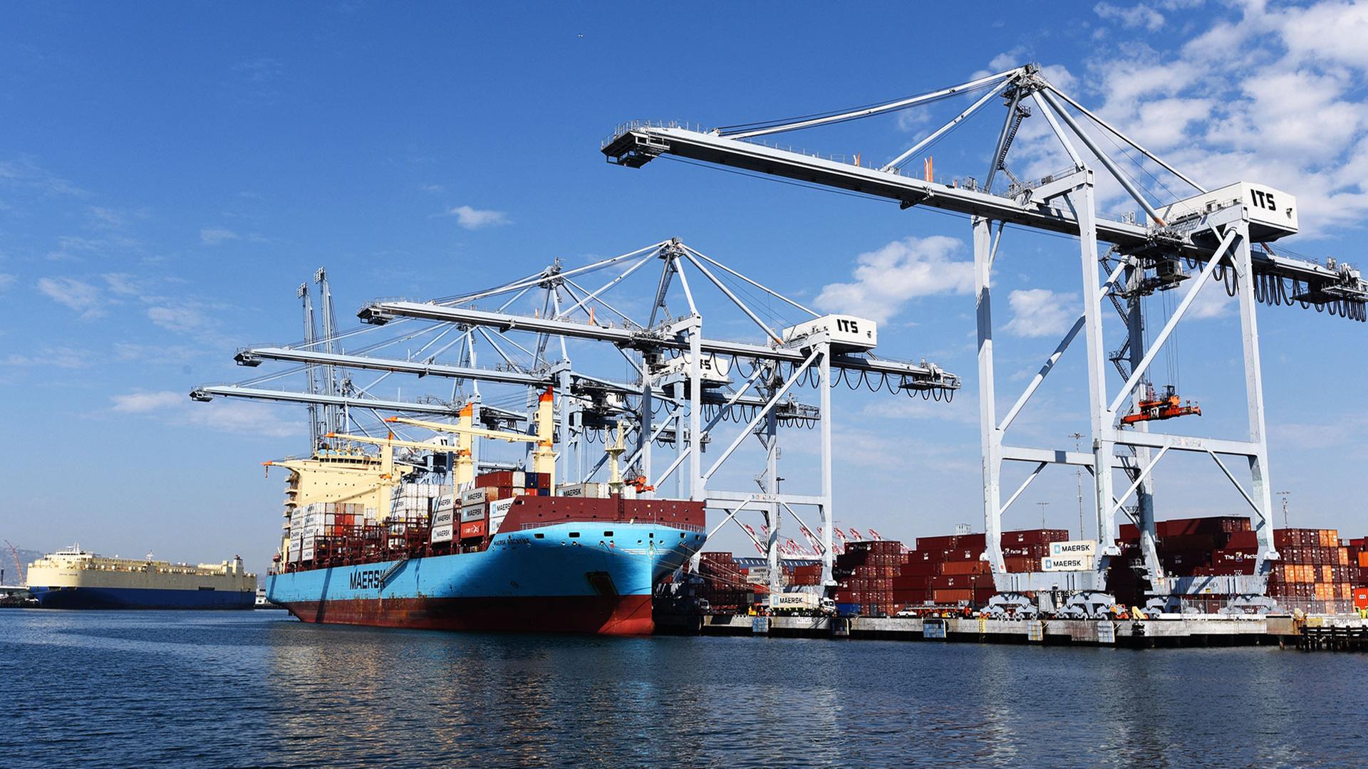 Containerschiff im Hafen von Los Angeles , Kalifornien, USA. | picture alliance / abaca