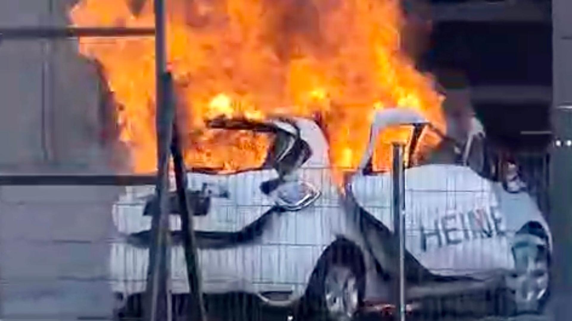 Sankt Augustin: Batterieblock von brennendem E-Auto explodiert