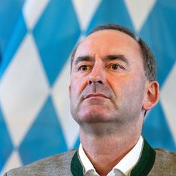 Hubert Aiwanger während einer Pressekonferenz.