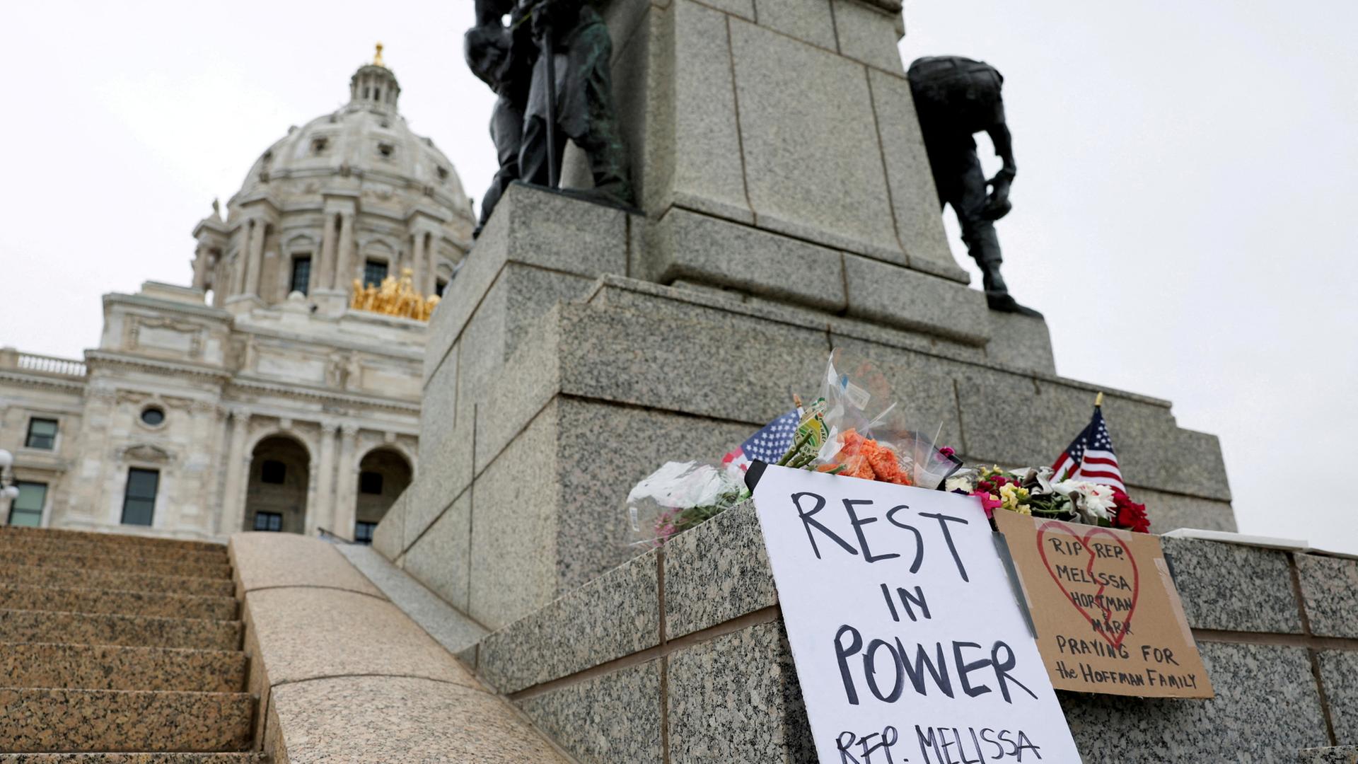 Blumen und Plakate liegen vor dem Minnesota State Capitol in Gedenken an US-Politikerin Melissa Hortman. | REUTERS