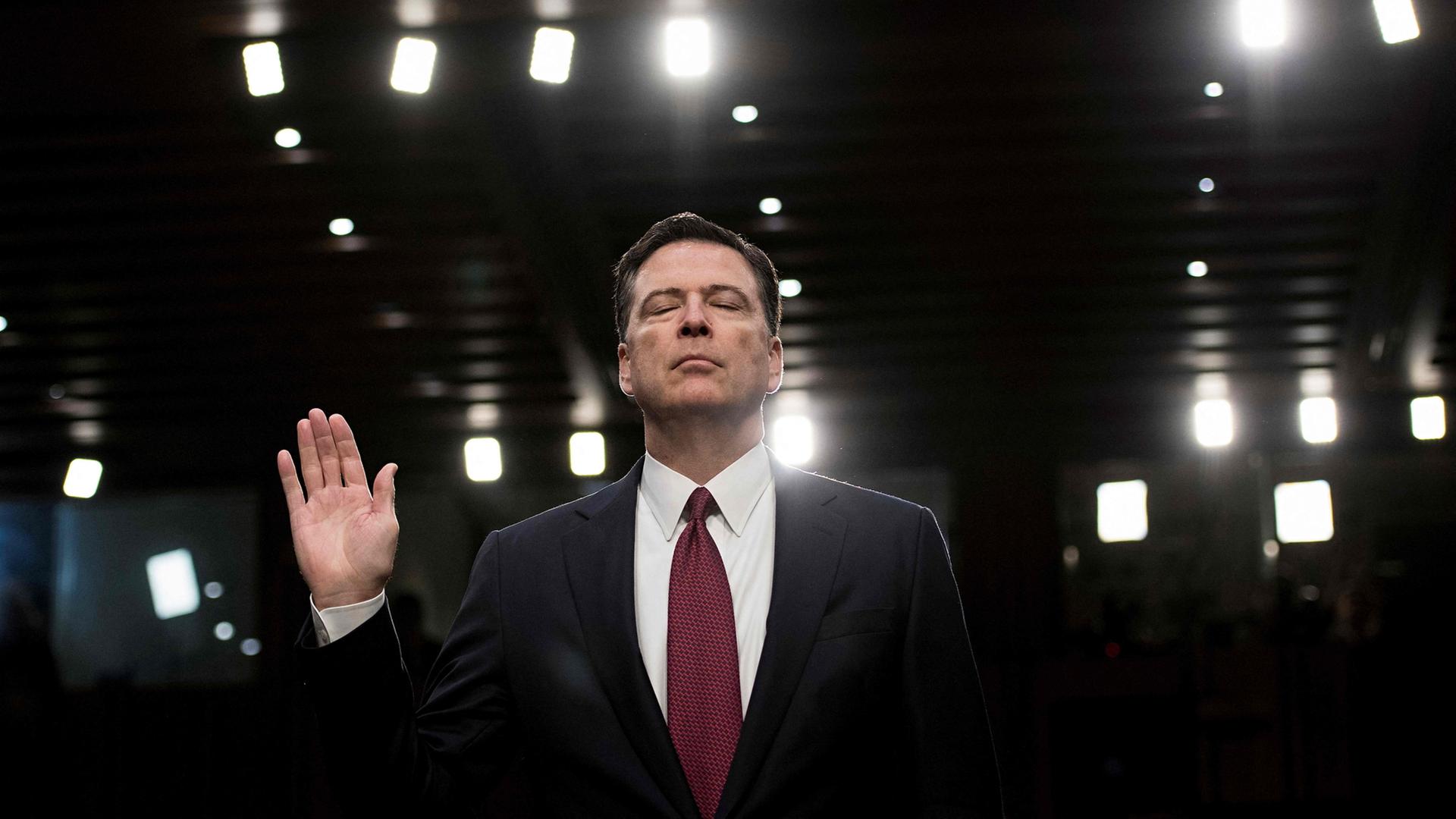 James Comey legt einen Schwur vor dem Geheimdienstausschuss des US-Senats im Jahr 2017 ab  | AFP