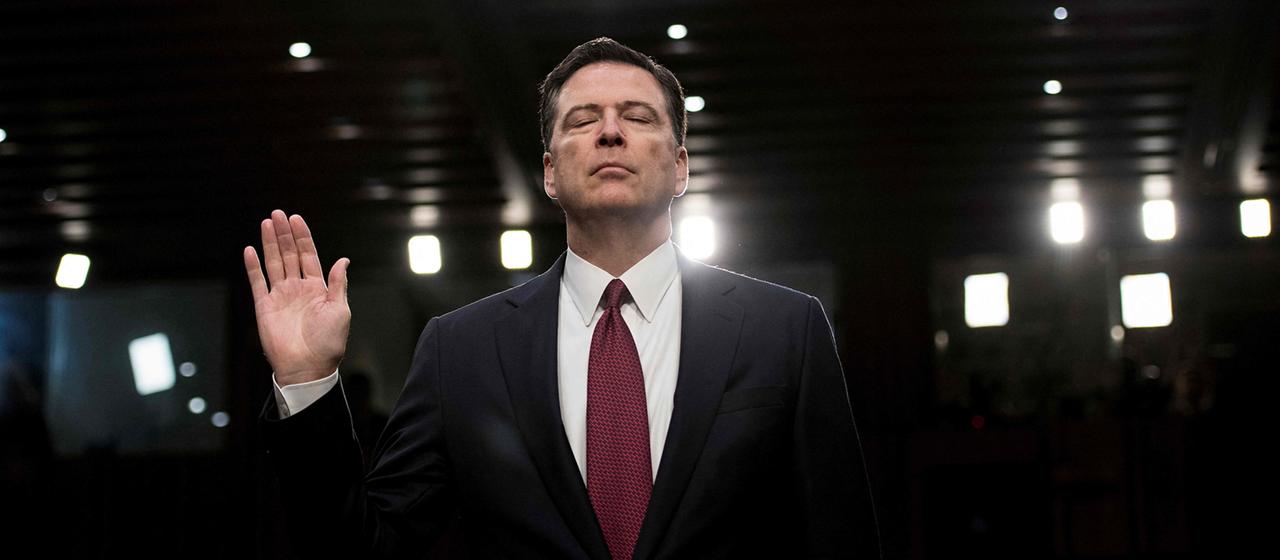 James Comey legt einen Schwur vor dem Geheimdienstausschuss des US-Senats im Jahr 2017 ab.