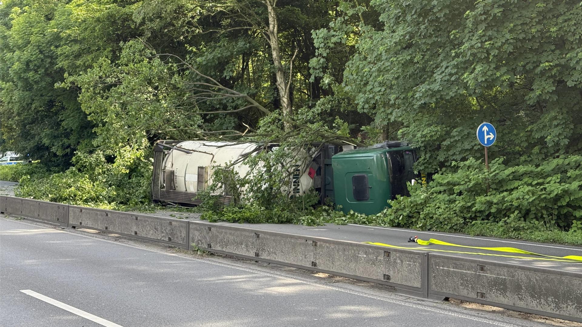 Unfall mit Acrylsäure: Lkw mit Gefahrgut kommt von B224 in Gladbeck ab