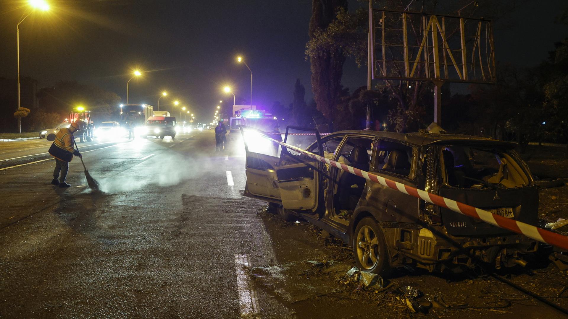 Ein beschädigtes Auto am Ort eines russischen Raketenangriffs auf eine Straße in einem Wohngebiet in Kiew | EPA