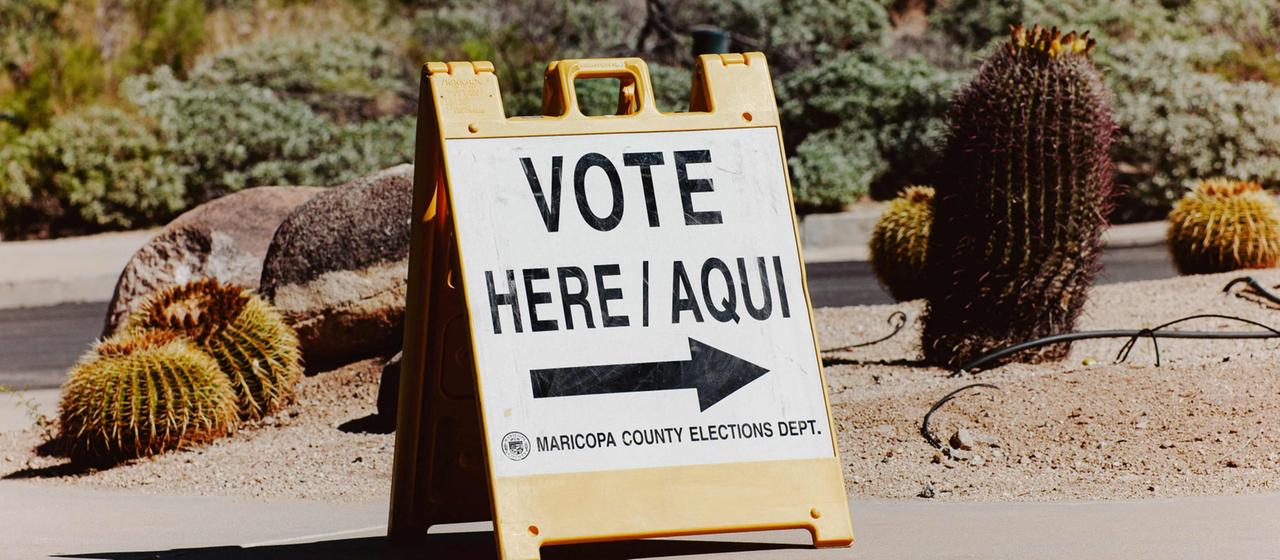 Ein Schild in Arizona mit der Aufschrift "Vote here/aqui"