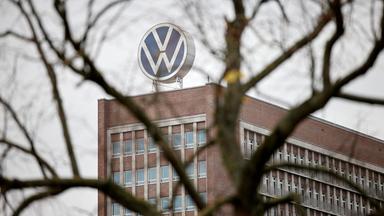 Das VW-Logo ist am Hauptsitz des Unternehmens in Wolfsburg zu sehen.