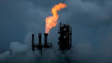 Hochfackel einer Raffinerie.