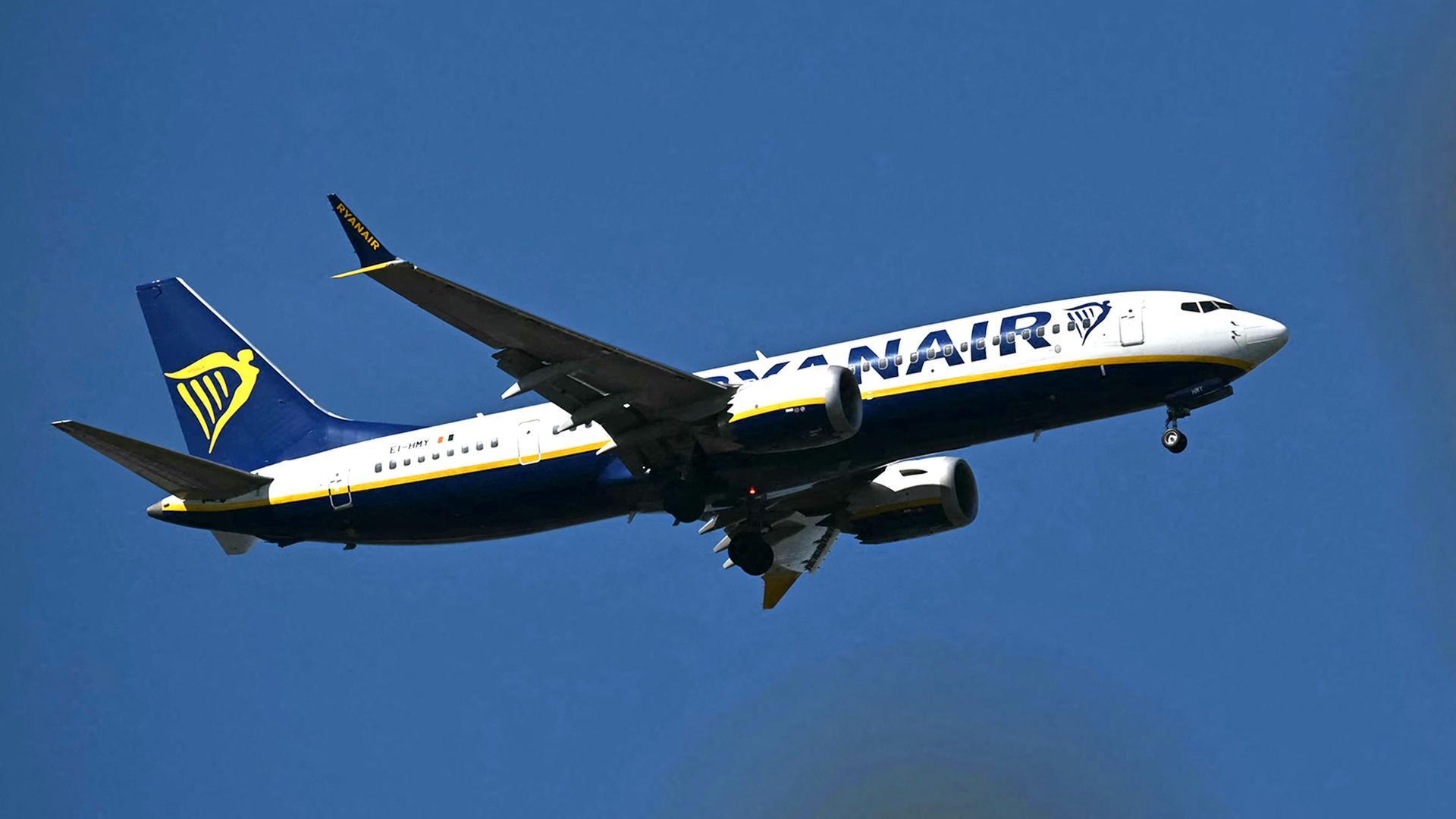 Ein Passagierflugzeug vom Typ Boeing 737 MAX 8-200 der Fluggesellschaft Ryanair bereitet sich auf die Landung vor. | AFP