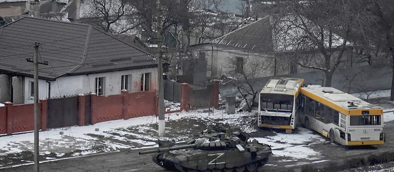 Ein Panzer der russischen Armee bewegt sich durch eine Straße am Stadtrand von Mariupol.