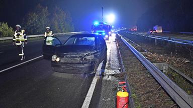 Der Unfallwagen im Vordergrund. hinten stehen Feuerwehrauto und Einsatzkräfte