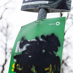 ein beschmiertes Wahlplakat zur Bundestagswahl 2025 der Partei Bündnis 90 / Die Grünen