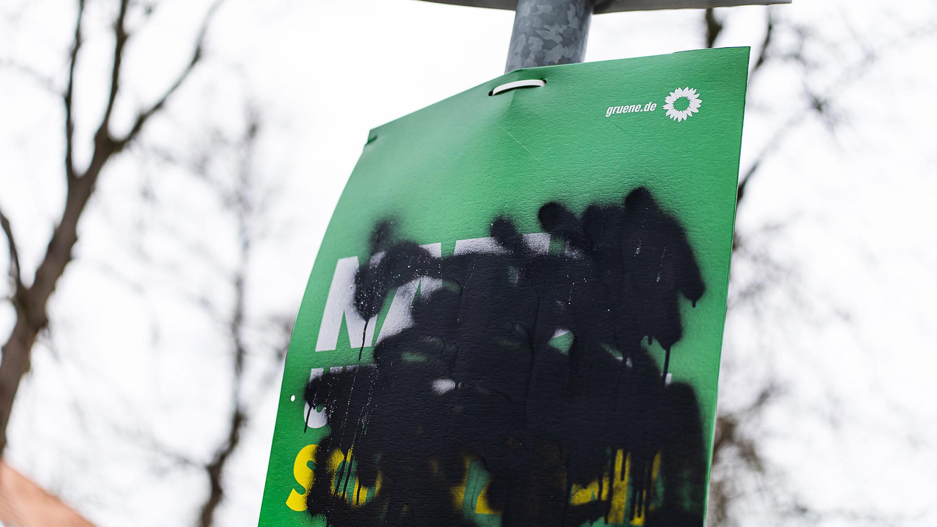 ein beschmiertes Wahlplakat zur Bundestagswahl 2025 der Partei Bündnis 90 / Die Grünen | picture alliance / Rainer Keuenh