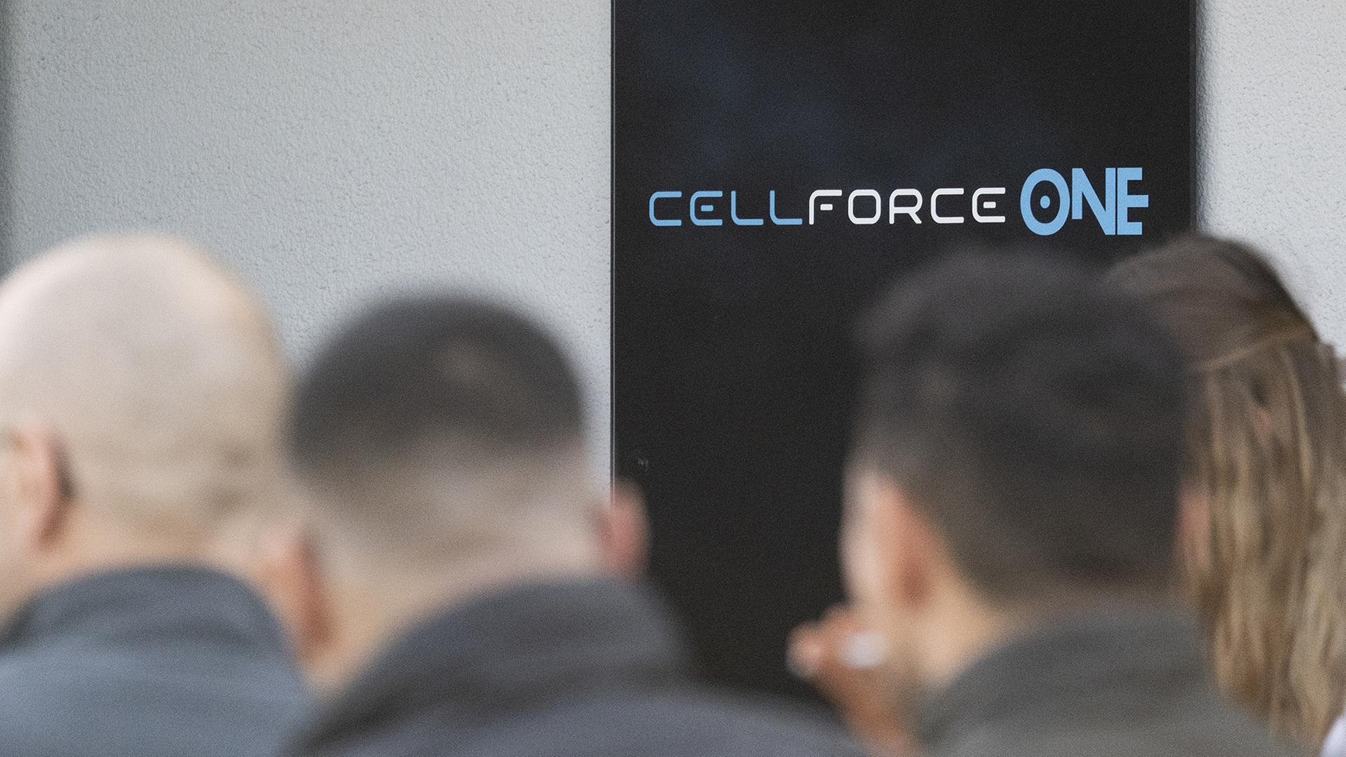 Mitarbeiter stehen während einer Betriebsversammlung vor dem Sitz des Batterie-Unternehmens Cellforce. | dpa